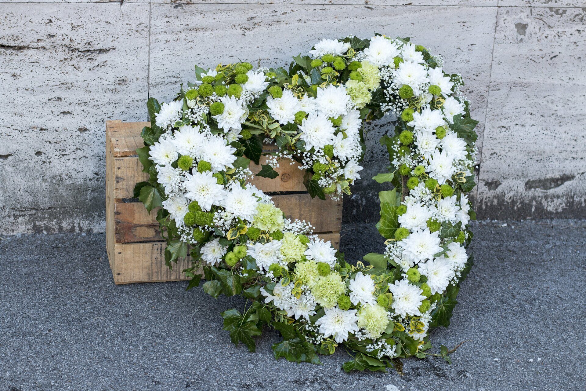Сон венок похоронный. Белые цветы на похороны. Могильный венок фото. Oasis Funeral Wreath. К чему снится Могильный венок.